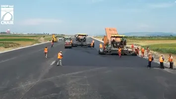 Cu PNRR nu e de glumă! Umbrărescu s-a mobilizat și a venit cu asfaltul pe un lot din Autostrada Moldovei (VIDEO)