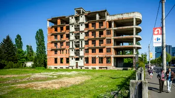 Case promise, șantiere abandonate. Percheziții într-un dosar de înșelăciune de 1,6 milioane de lei