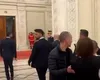 Incident la Parlament: Jurnaliști bruscați de un ofițer de presă în încercarea de a-l aborda pe premierul Ilie Bolojan