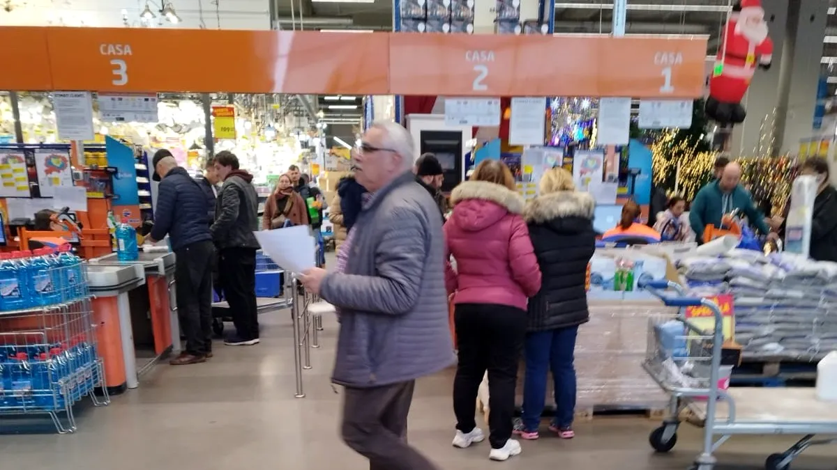 Unde petrec românii zilele libere de 1 decembrie: la coadă să prindă ofertele la materiale de construcții (foto)