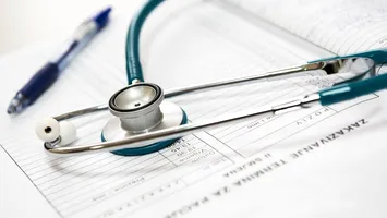 Spitalul Județean Satu Mare, în criză financiară, dar cu prime lunare de peste 1,3 milioane lei pentru personalul administrativ