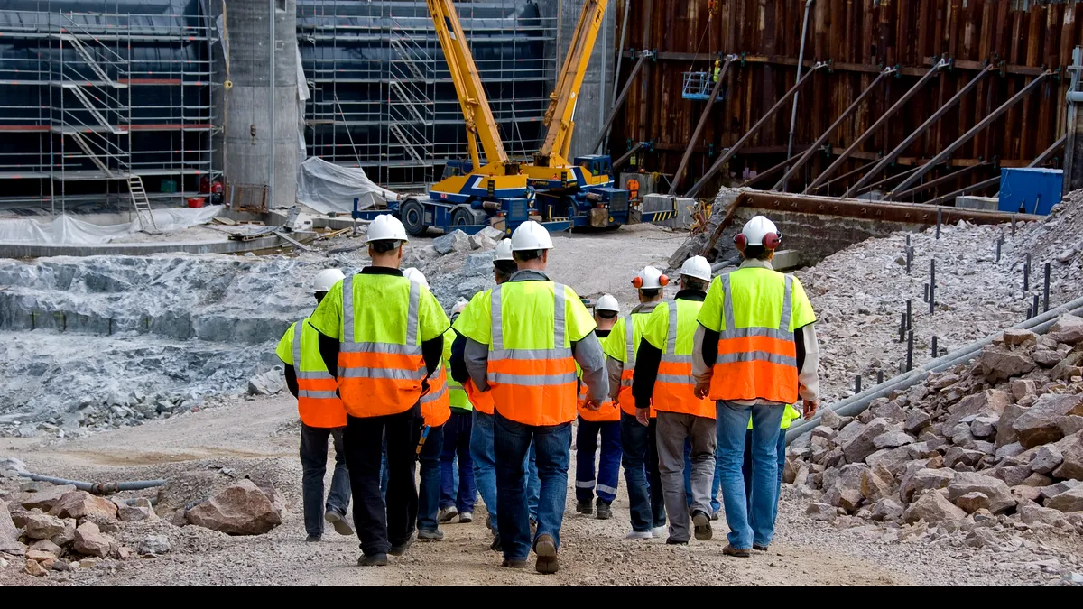 Amenzi uriașe pentru românii care construiesc fără autorizație. Sancțiuni de până la 100.000 de lei