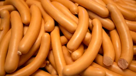 „Bombe alimentare” pe rafturile magazinelor. Celebrii crenvurști de porc, plini de aditivi și grăsimi