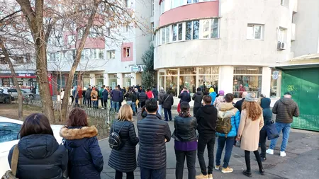 Cozi de zeci de metri și ore de așteptare pentru prăjitura Revelionului (galerie foto)