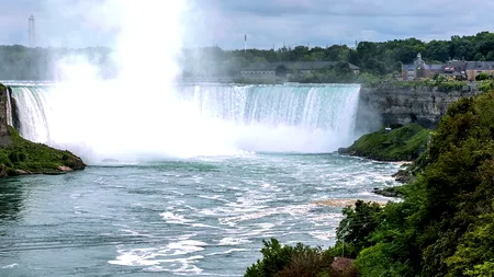 O femeie a murit după ce a căzut cu mașina în Cascada Niagara. Operațiuni dramatice de salvare VIDEO