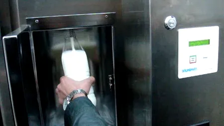 Automatul de lapte, noua ținta a hoților. Pentru ce sumă au riscat doi tineri din Arad