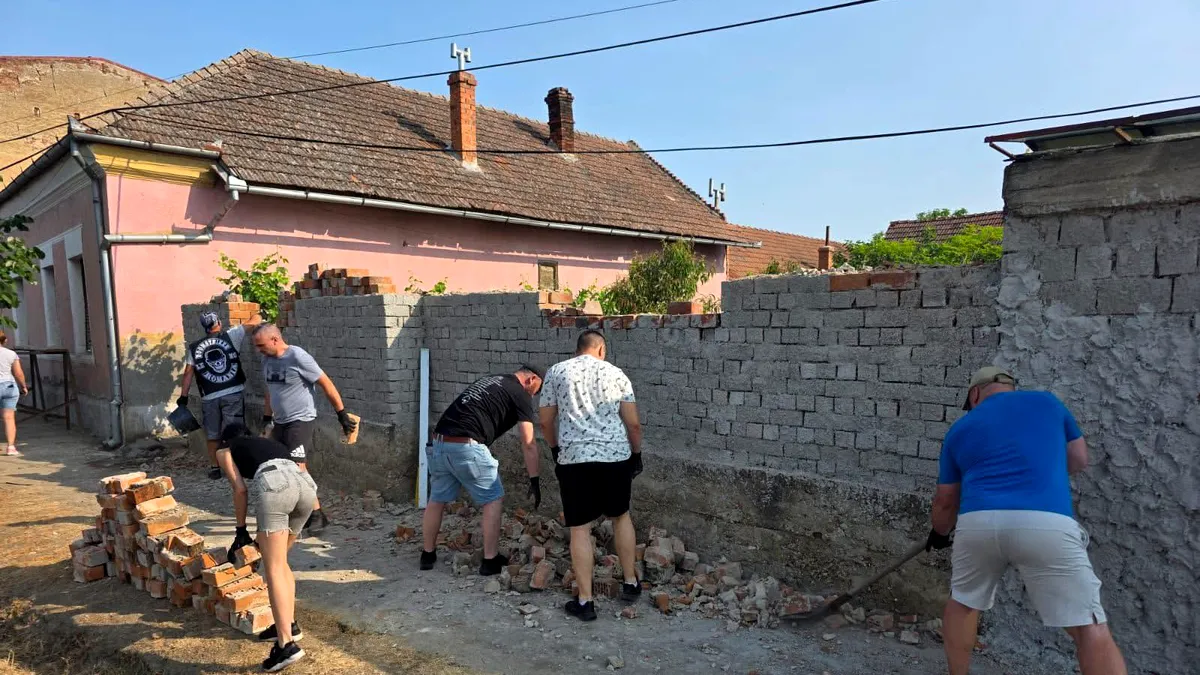 400 de voluntari au renovat gratuit casele bătrânilor dintr-un sat din România