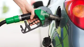 Ce este „acciza dinamică” din tariful litrului de carburant? Economiștii salută o decizie necesară, dar greu de aplicat