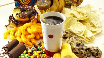 Alimentele de care trebuie să ne ferim. Un medic celebru recomandă să le scoatem complet din meniu