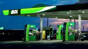 MOL se sparge în trei părți