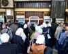 Criză de numerar: țara unde oamenii stau la coadă și o zi întreagă pentru a-și lua salariile