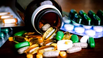 Românii sunt într-un mare pericol. Farmaciile riscă să nu poată achita facturile către distribuitori, stocurile de medicamente se reduc