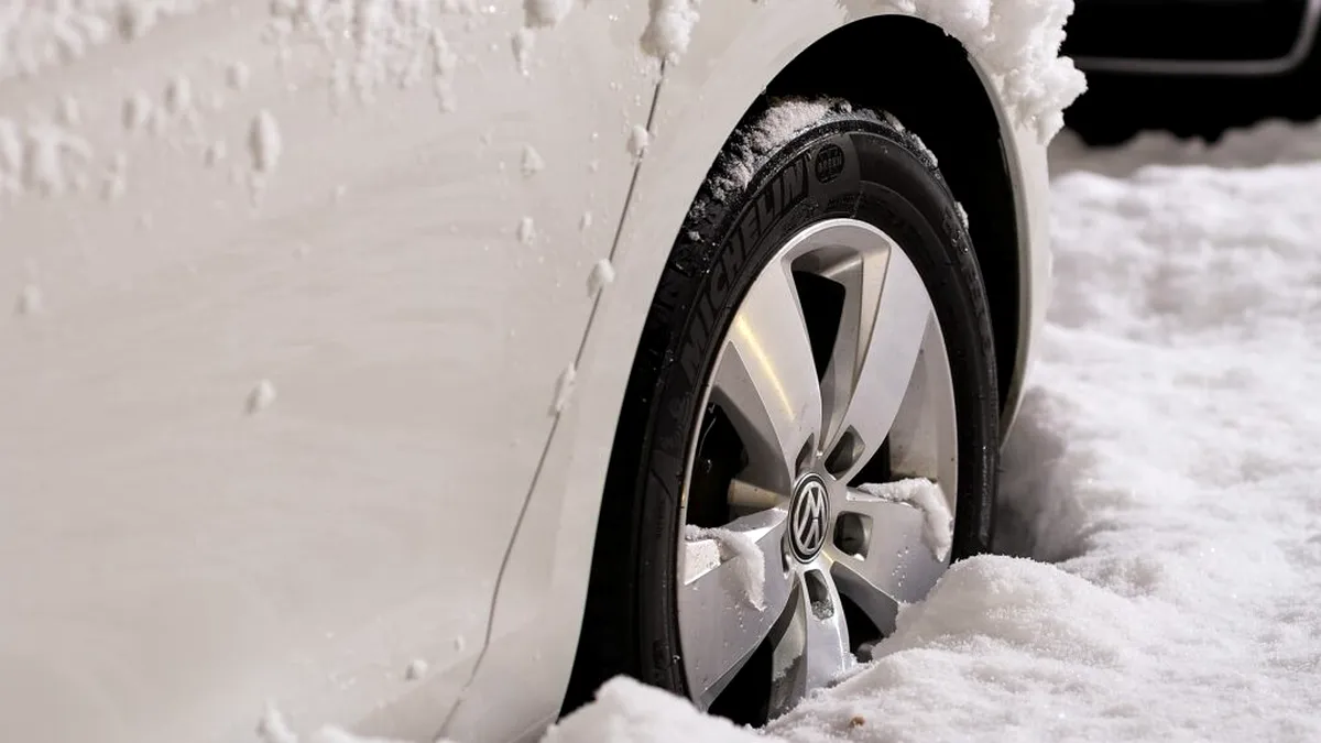 Cum ne ferim de hipotermie, dacă rămânem blocați cu mașina în zăpadă