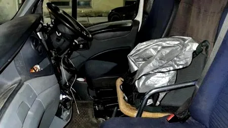 Român rămas fără permis după ce a înlocuit un scaun din mașină cu unul de grădină