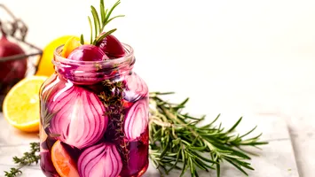 Ceapă murată de casă – sănătate curată. Rețeta simplă și ingredientele secrete ale bucătarilor