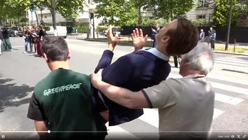 Francezii se țin de șotii! Au furat statuia de ceară a lui Macron și au dus-o la Ambasada Rusiei. Care a fost aluzia