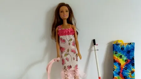 Mattel lansează prima păpușă Barbie nevăzătoare: Un pas bizar spre incluziune