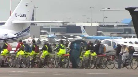Activişti pentru climă blochează avioanele private pe aeroportul Schiphol din Amsterdam