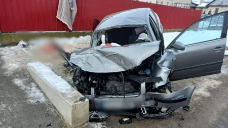 Mașină înfiptă într-un cap de pod, într-o localitate din Suceava. Cinci tineri au ajuns la spital
