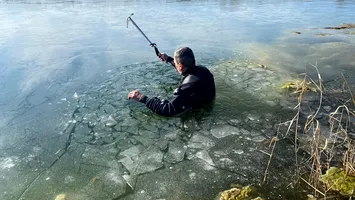 Salvatorii Salvamont Gorj şi-au testat limitele: Exercițiu de scufundare sub gheață în Lacul Sâmbotin (FOTO)