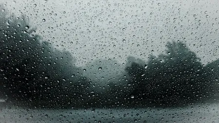 Avertizare meteo de vreme severă: Meteorologii anunţă furtuni şi ploi în următoarele 48 de ore