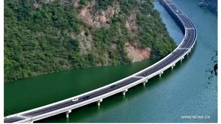 China sfidează limitele ingineriei: Pod spectaculos construit pe mijlocul unui râu