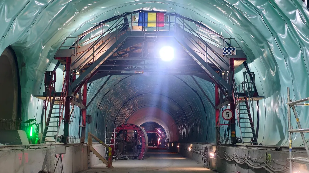 S-a lucrat cu (s)porr la primul tunel la nivel de autostradă din România. E gata și al doilea fir! (VIDEO)