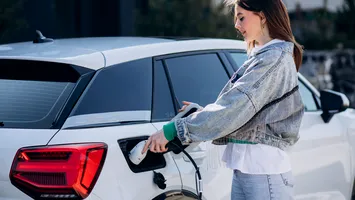 Mitul mașinilor verzi demontat. Hibridele plug-in emit aproape la fel de mult CO₂ ca mașinile pe benzină