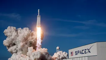 SpaceX sare de 2 trilioane de dolari. România încă se luptă pentru următoarea sinecură