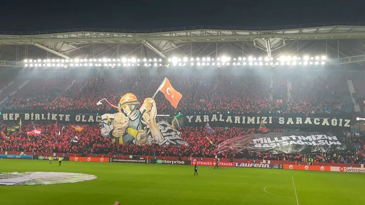 Scenografie emoționantă a fanilor lui Trabzonspor: un pompier ține în brațe un bebeluș scos dintre dărâmături (VIDEO)