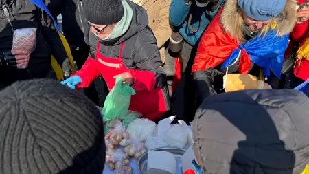 Piața Victoriei, transformată în bazar alimentar de fanii lui Călin Georgescu