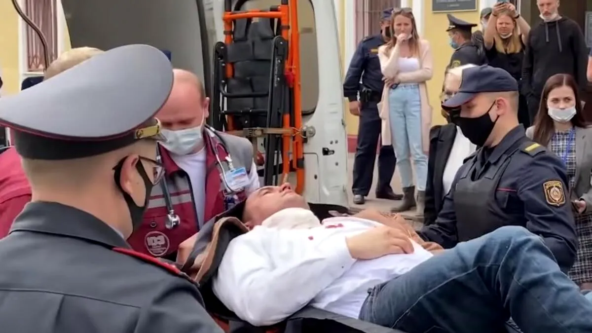 Un activist s-a înjunghiat în gât cu un pix, în boxa acuzaţilor (VIDEO)