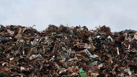 Zeci de mii de tone de deşeuri depozitate ilegal în București
