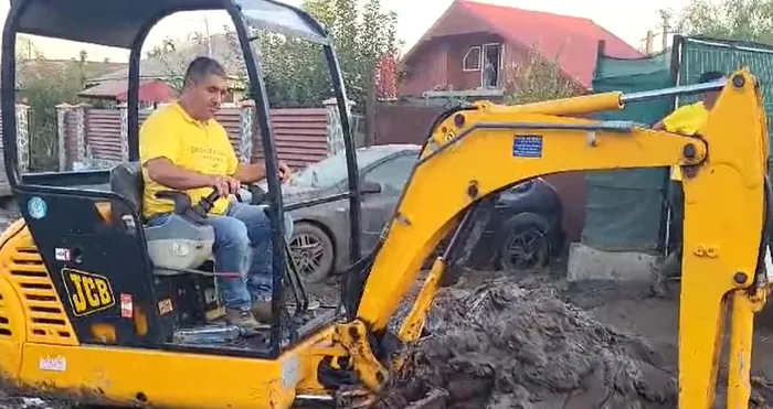 Deputatul care a schimbat buldoexcavatorul pe prompter – și a pierdut ambele pariuri. Un VIDEO mai tare ca un film cu Jim Carry (VIDEO)