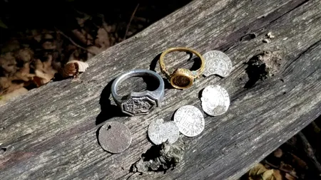 Două inele medievale, descoperite într-o pădure din județul Mureş