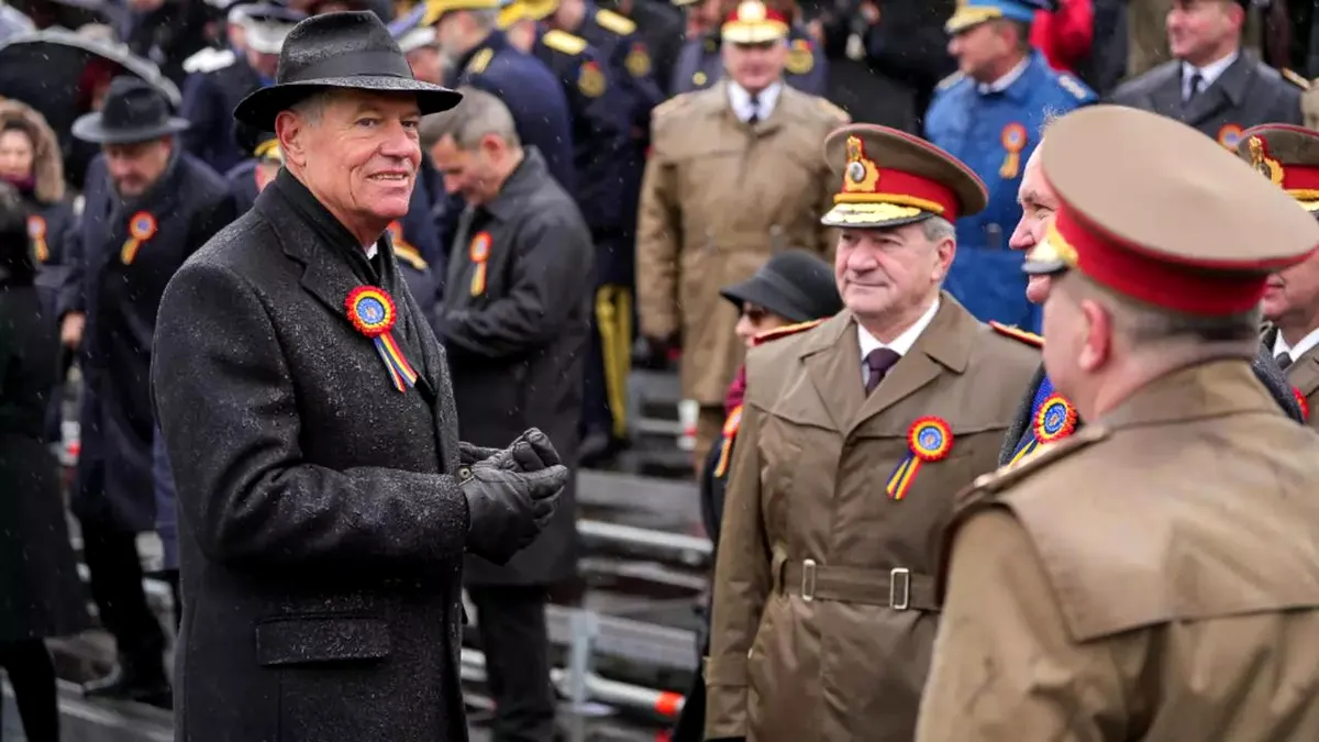 Klaus Iohannis participă la paradă și apoi pleacă în Dubai