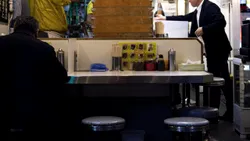 Avere făcută cu furturi de la muncă. Un român şi-a însuşit sute de mii de euro de la restaurantul la care lucra