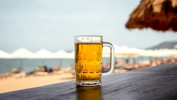 Prețurile mari pe litoralul românesc: Cât costă un pahar de bere rece și un șezlong pe plajă în acest sezon estival