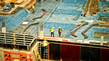 Domeniul construcțiilor din România, în pragul colapsului: muncitorii pleacă, firmele dau faliment din cauza Guvernului