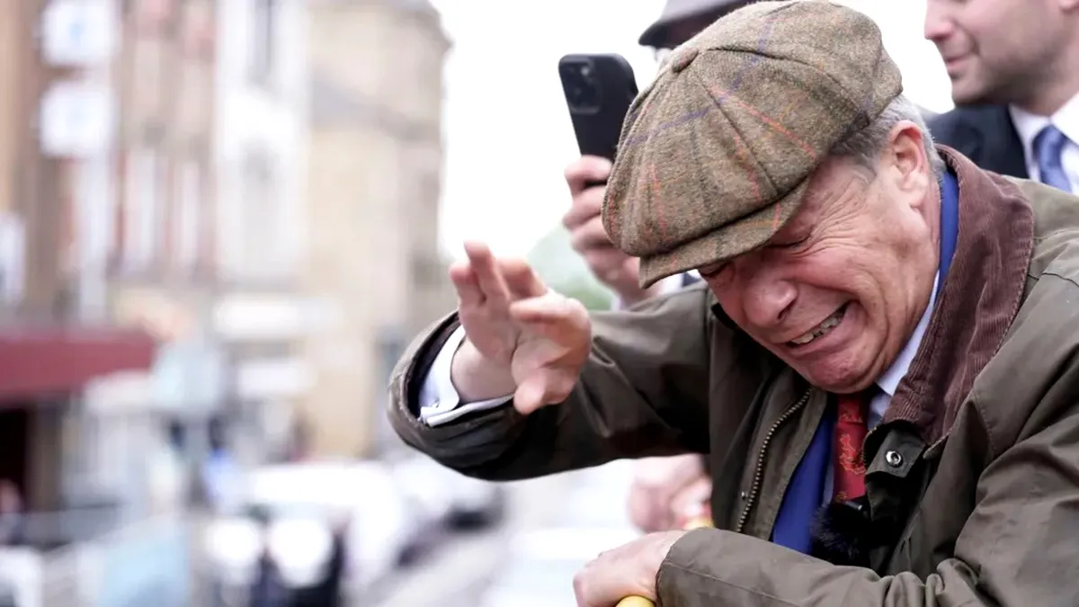 Nigel Farage, pe un autobuz descoperit, ridiculizat cu obiecte aruncate de public