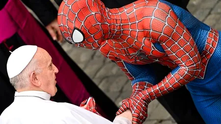 Vatican: Spiderman a venit să vorbească cu Papa Francisc și să-i dea un cadou (FOTO)