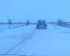 Iarnă pe șoselele din România: Accident grav cu un utilaj de deszăpezire pe DN6 și trafic îngreunat de ninsoare pe autostrăzi (VIDEO)