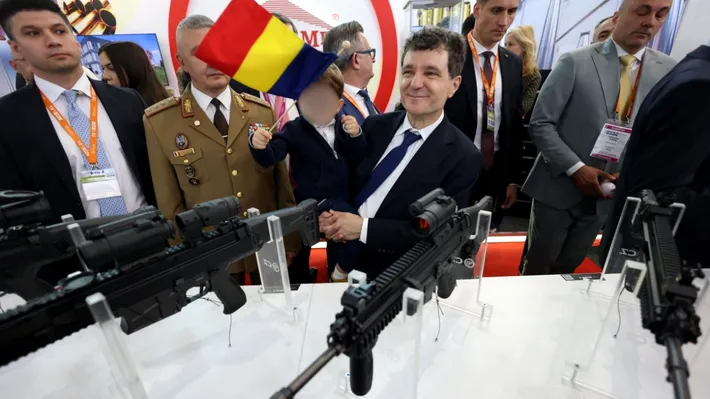 Nicușor Dan, după vizita la expoziția militară cu fiul său: „Orice are patru, șase sau opt roți e potrivit pentru băieți”