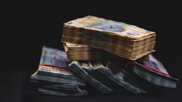 România își vinde viitorul pe dobânzi: o treime din buget, pierdută în conturile băncilor