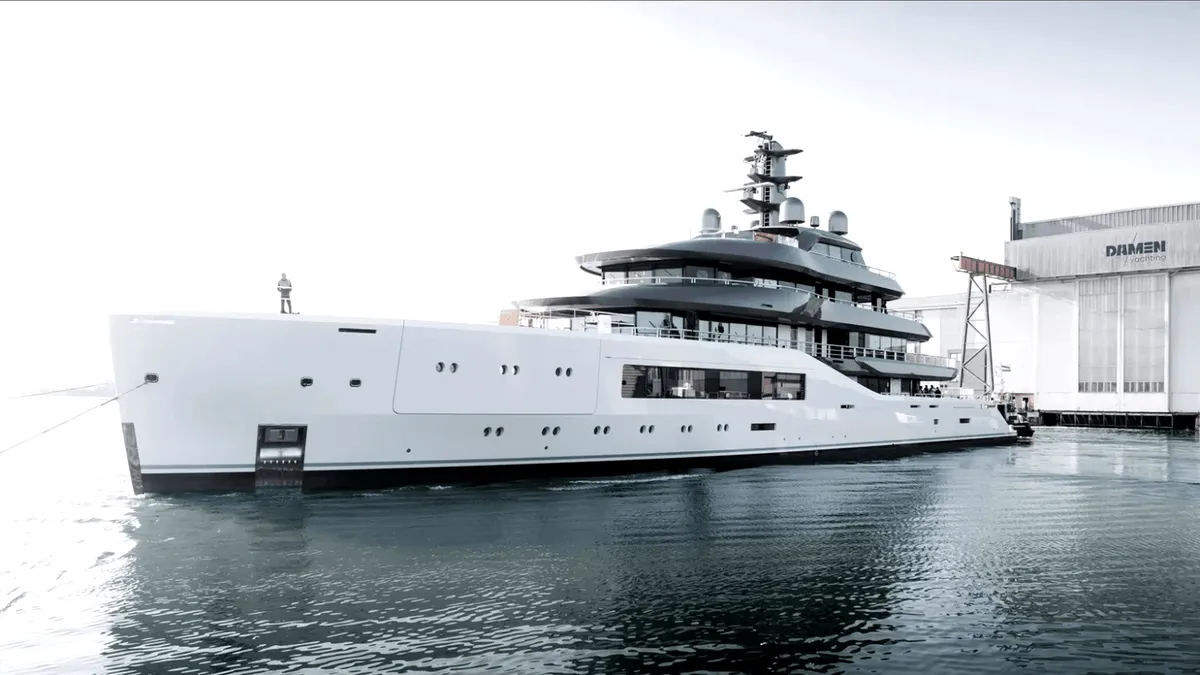 Primul yaht cu propulsie hibridă construit la „Damen” Galați începe probele de mare în Olanda