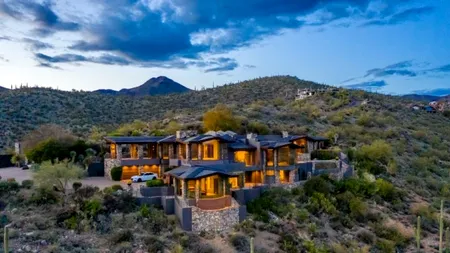 Casa cu geamuri antiglonț din Arizona a lui Steven Seagal, scoasă la vânzare cu 3,395 milioane dolari