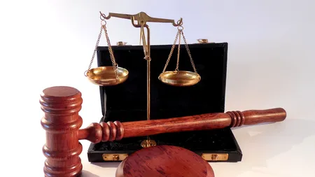 Un șef de instituție din Covasna a fost trimis în judecată după ce ar fi agresat sexual persoane din subordine