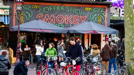 Consumul de marijuana ar putea fi interzis în anumite zone din Amsterdam