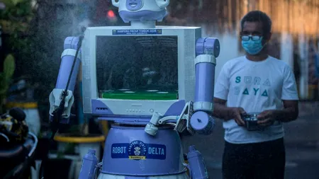 Un robot făcut din vechituri dezinfectează străzile și ajută bolnavii de COVID dintr-un sat din Indonezia FOTO