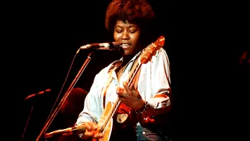 Cutiuța muzicală: Joan Armatrading – atingerea aceea care nu explică nimic, dar te lasă cu sufletul mângâiat